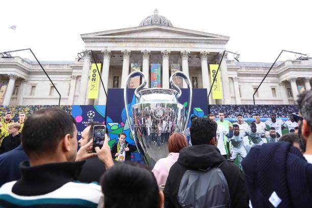 必一运动app登录入口-【现场手记】无趣决赛的美丽球迷