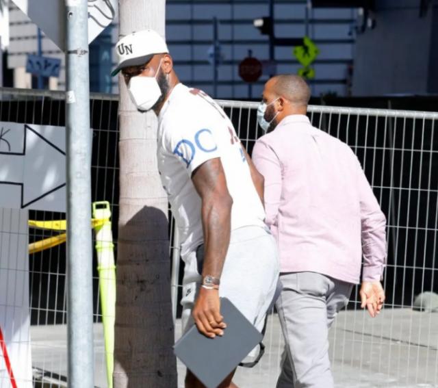 必一运动app下载-神态匆忙！詹皇第一时间探望儿子 余嘉豪献祈祷