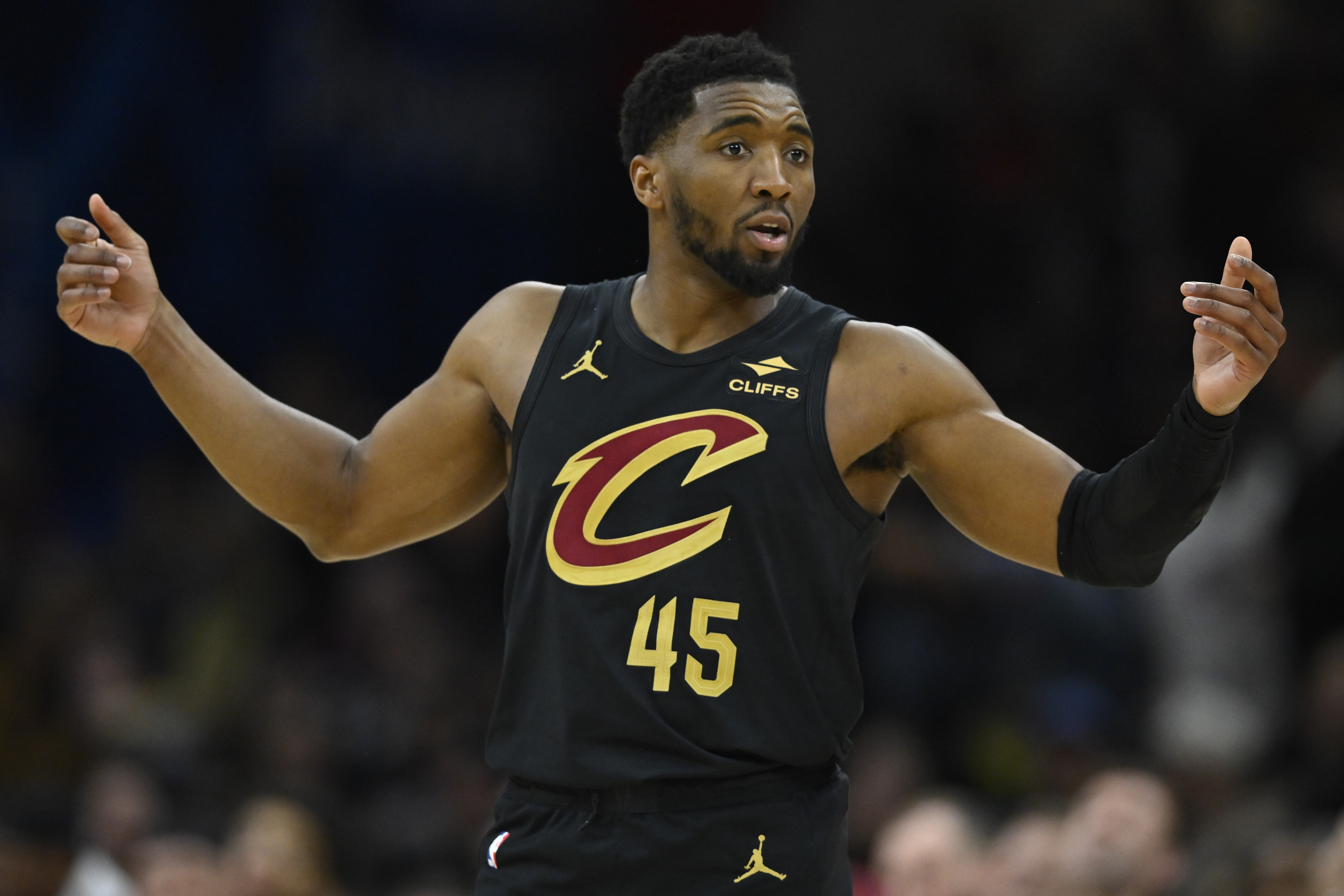 必一体育app-再加把劲儿！米切尔半场首发17分钟 13中6&amp;三分4中1砍16分2板